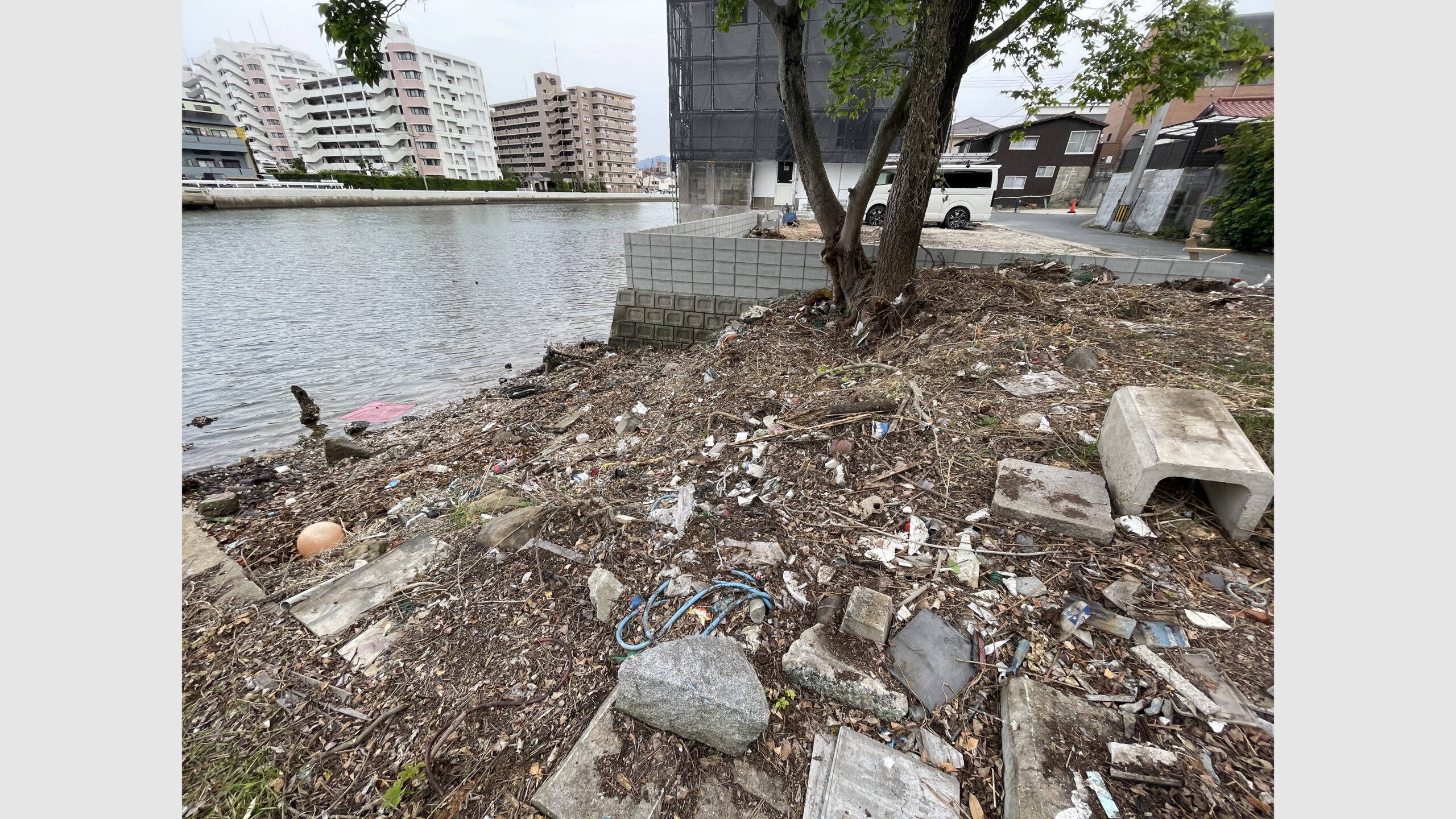 海岸沿い住宅の漂着ゴミ撤去作業
