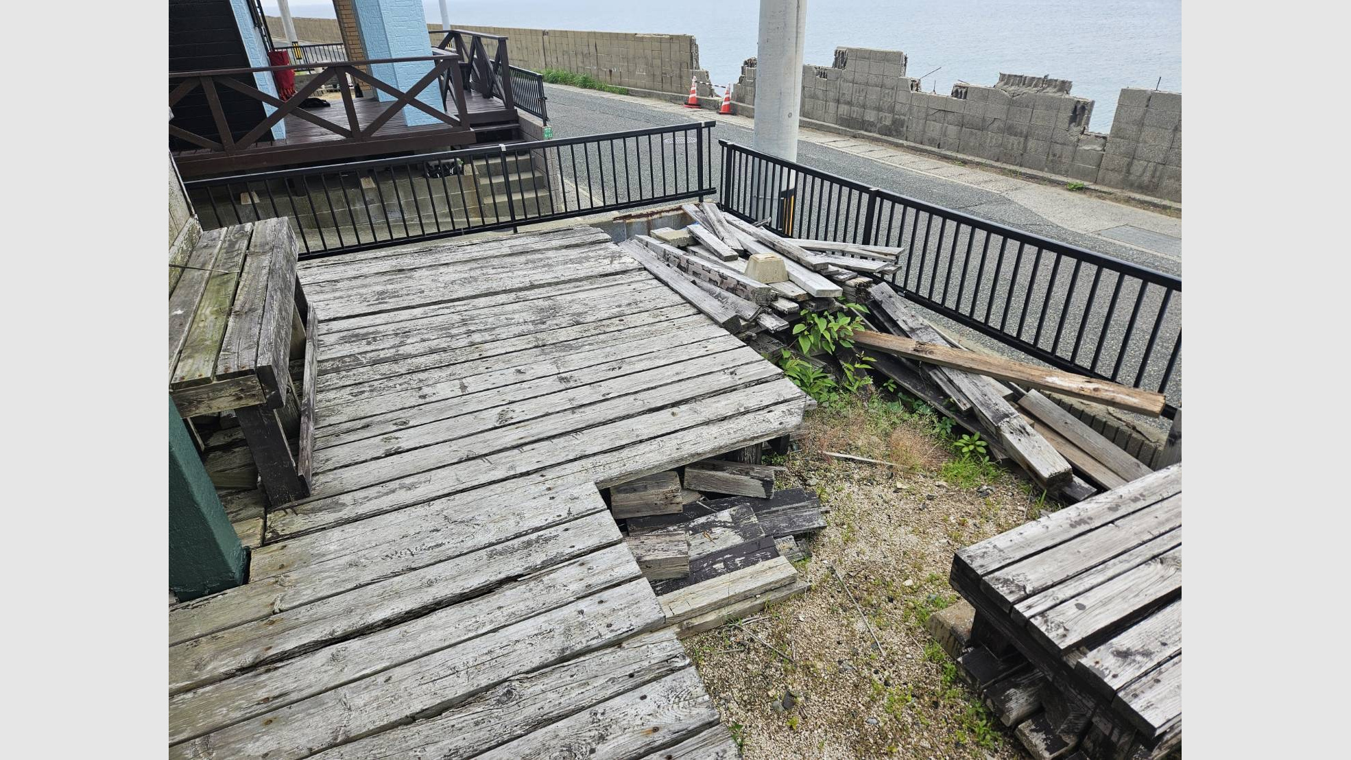 海沿いの住まいにある屋根付きウッドデッキの解体工事