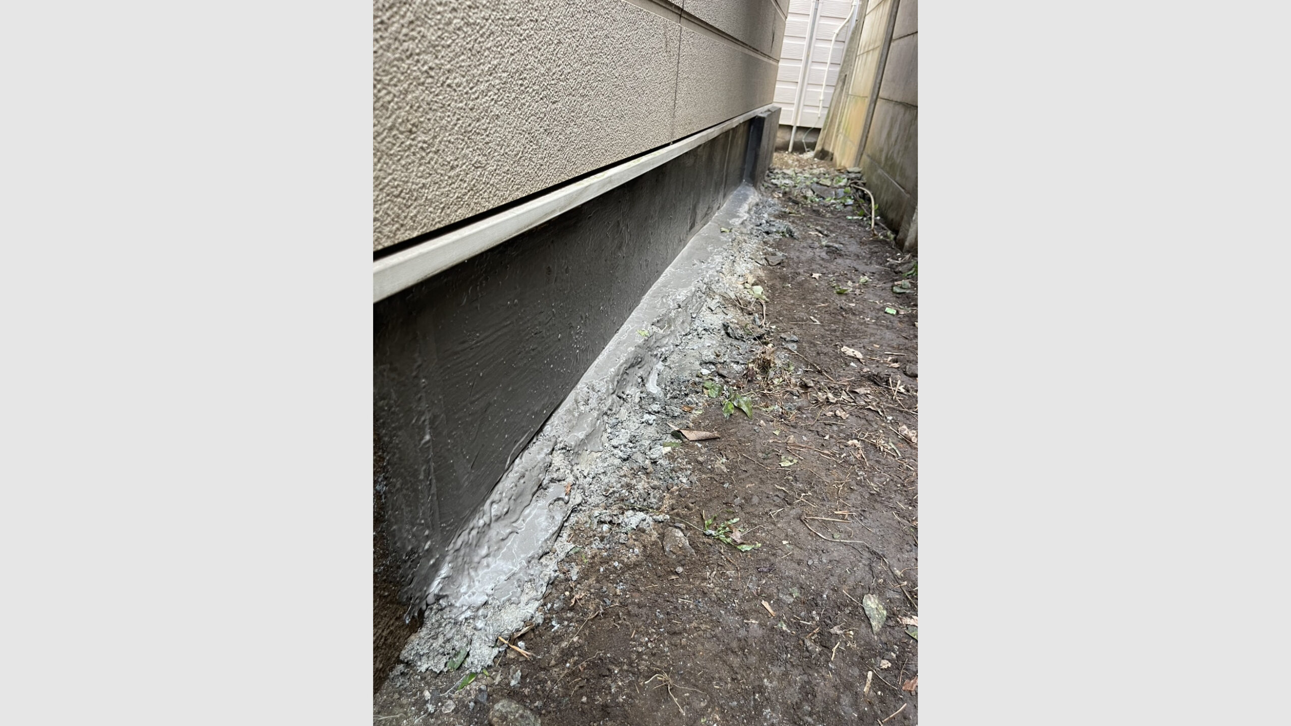 基礎部分の穴塞ぎ工事(害獣が侵入しないように)