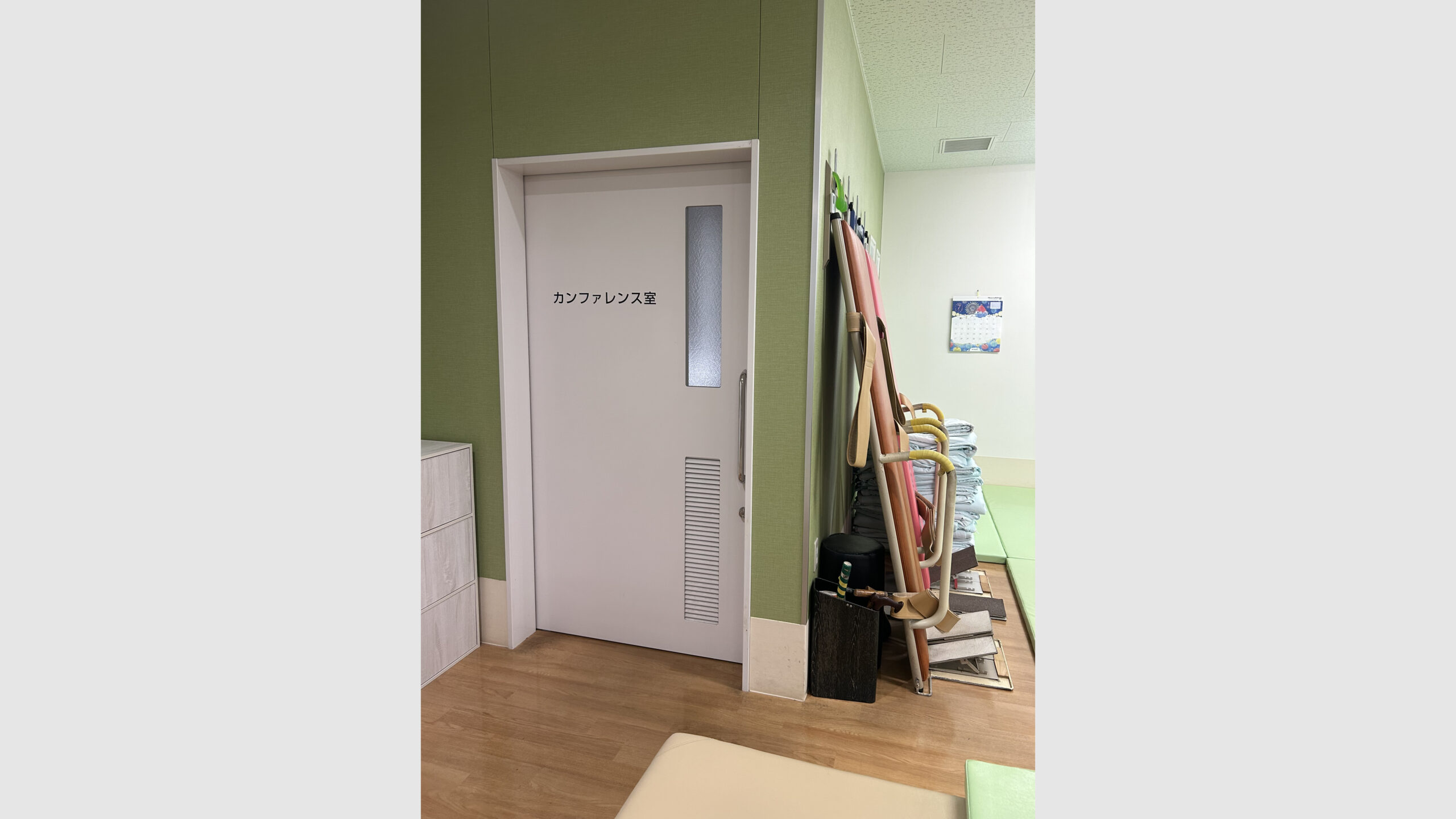 病院内の安全対策として縦型(I型)手すりを取り付け