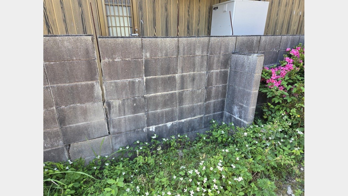 亀裂の入ったブロック塀の撤去工事