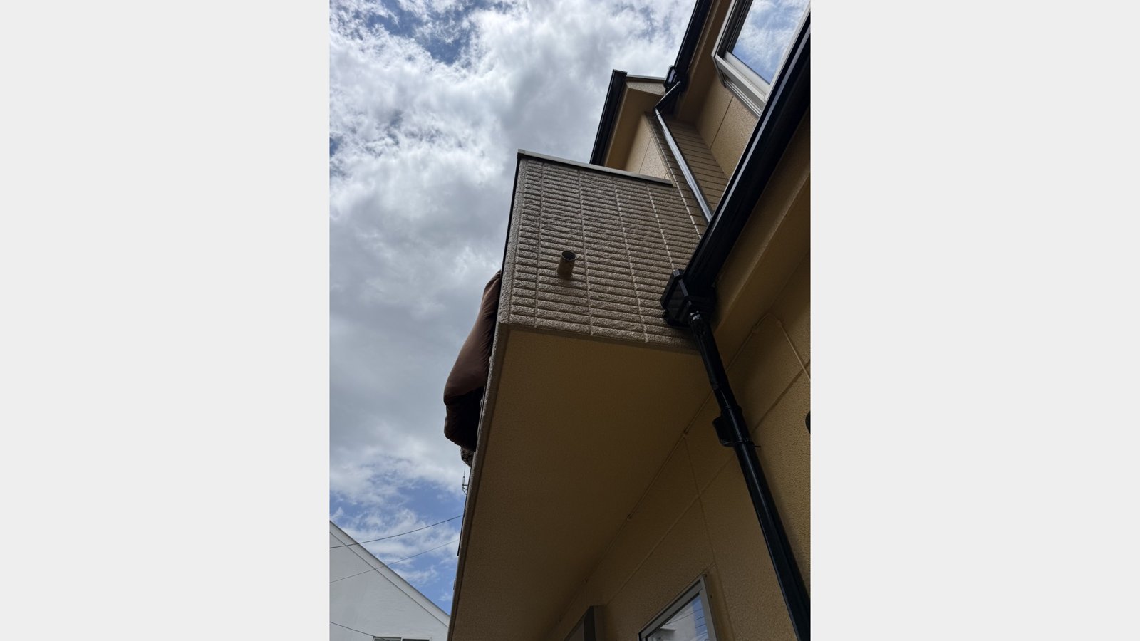 外れたベランダの雨どいの取り付け直し工事